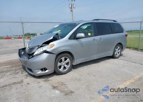 2015 Toyota Sienna Le 7 Passenger z USA, uszkodzony, nr VIN 5TDKK3DC0FS634343